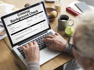 Masada dizüstü bilgisayar kullanan adam