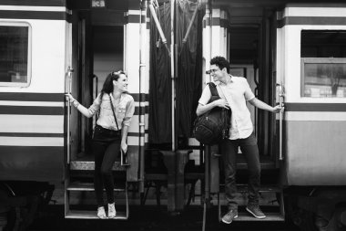 güzel çift tren ile seyahat