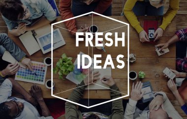 iş adamları ile becerikli alet çalışma masasında