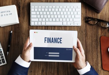 Dijital tablet kullanan işadamı