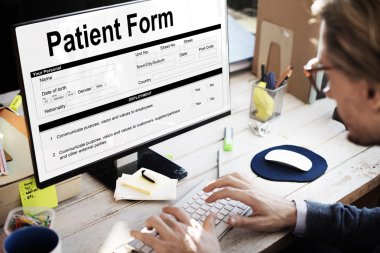 bilgisayarda çalışan iş adamı