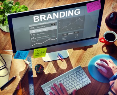 Bilgisayar kullanan adam