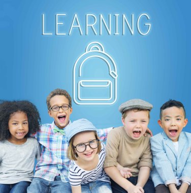 Çocuklar gülüyor ve eğlenin