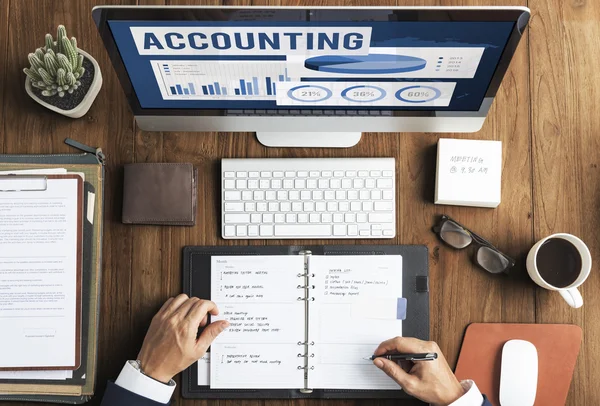 Hombre de negocios sentado en la mesa de trabajo — Foto de Stock