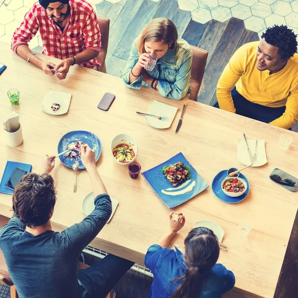 Studenten na de lunch in café — Stockfoto