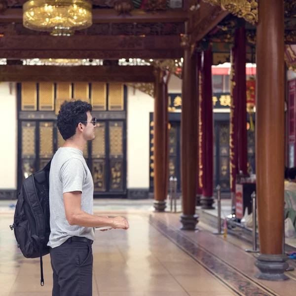 Man letar buddhistiska templet — Stockfoto