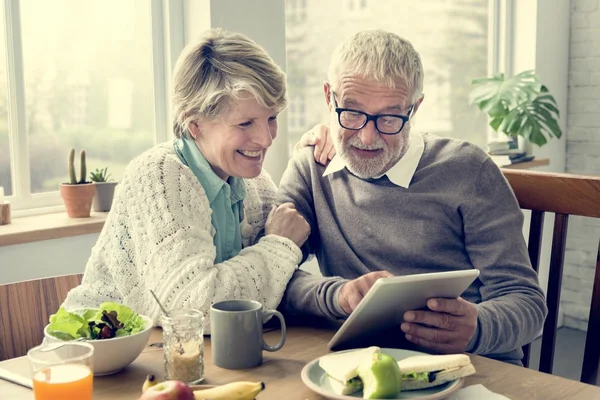 Idősebb felnőttek gazdaság tabletta — Stock Fotó