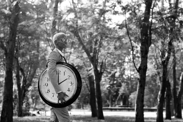 Geschäftsfrau mit großer Uhr — Stockfoto