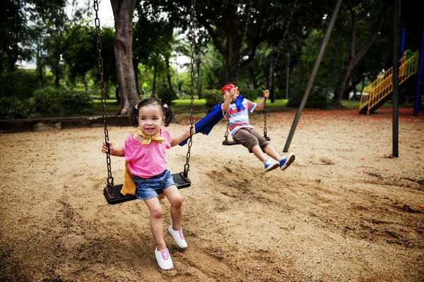 Fratello e sorella nel parco giochi — Foto Stock