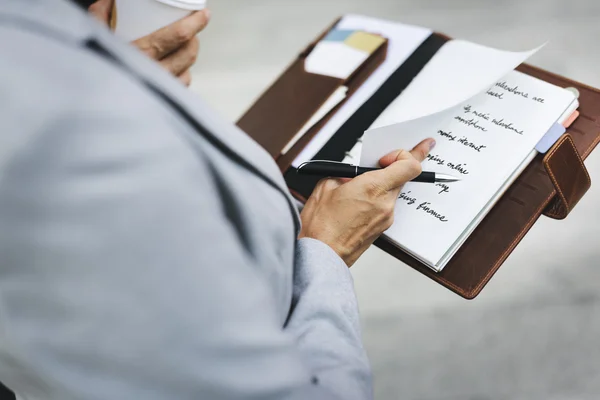 Geschäftsleute diskutieren Businessplan — Stockfoto