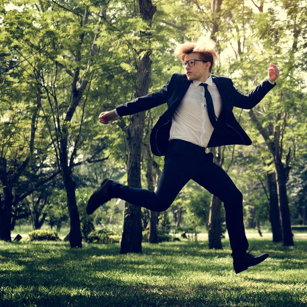 Empresario al aire libre saltando — Foto de Stock