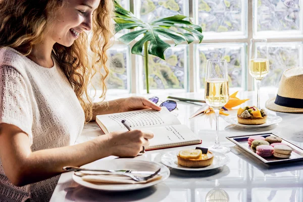 Vrouw die in dagboek schrijft — Stockfoto