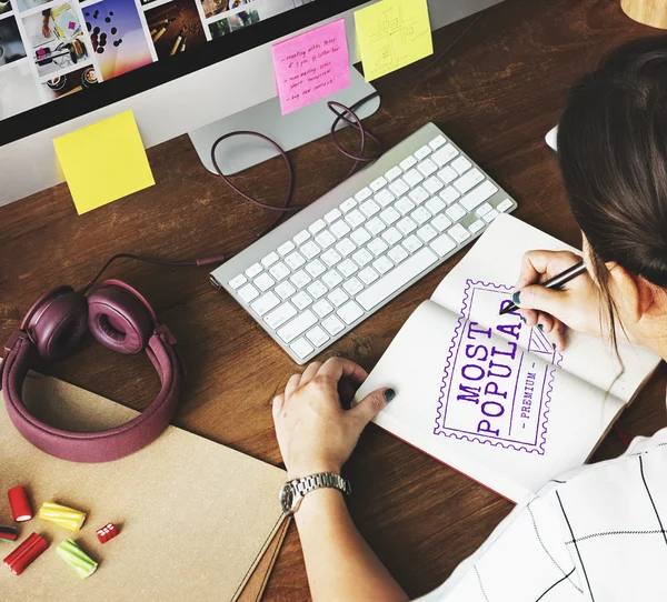 Dibujo de chica en estudio de diseño —  Fotos de Stock