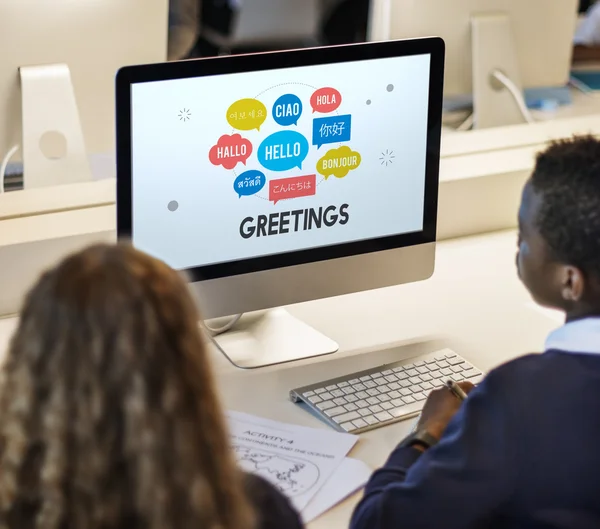 Klasgenoot leerlingen met behulp van computer — Stockfoto