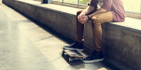 Skater człowiek z deskorolka — Zdjęcie stockowe