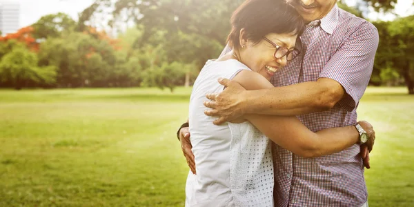 Senior Couple Hugging in Park — Stock Photo, Image