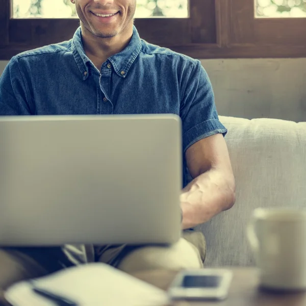 Jovem empresário usando laptop — Fotografia de Stock