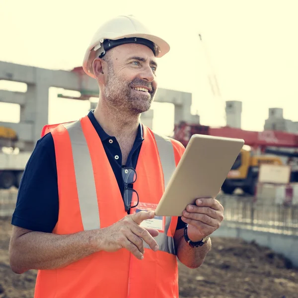 Operaio edile con tablet digitale — Foto Stock