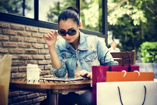 Frau benutzt Tablet im Café — Stockfoto