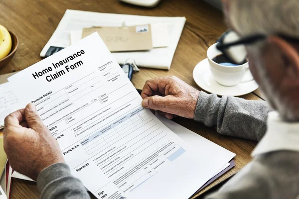 Pedazo de papel con formulario de reclamación de seguro de hogar — Foto de Stock