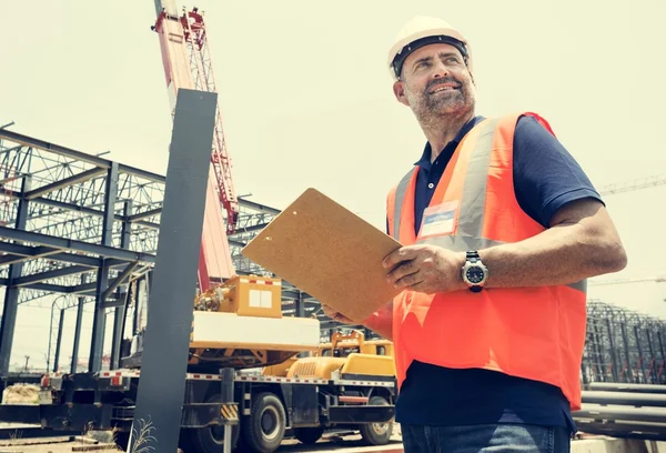 Obrero de la construcción con arquitectura Plan —  Fotos de Stock