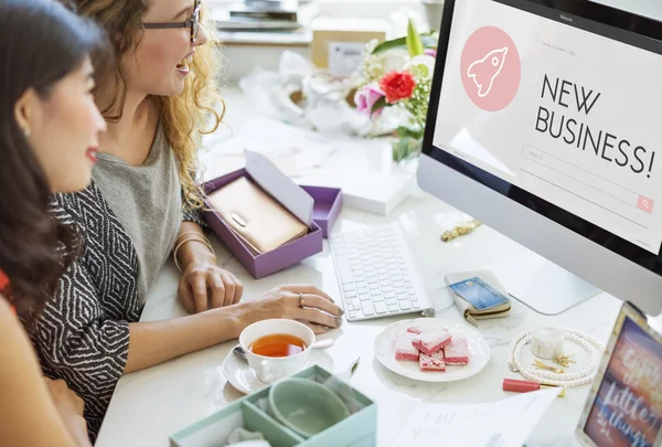 Jonge vrouwen praten en lachen — Stockfoto