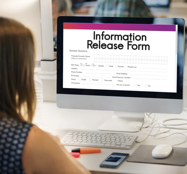 Mujer usando ordenador con texto gráfico — Foto de Stock