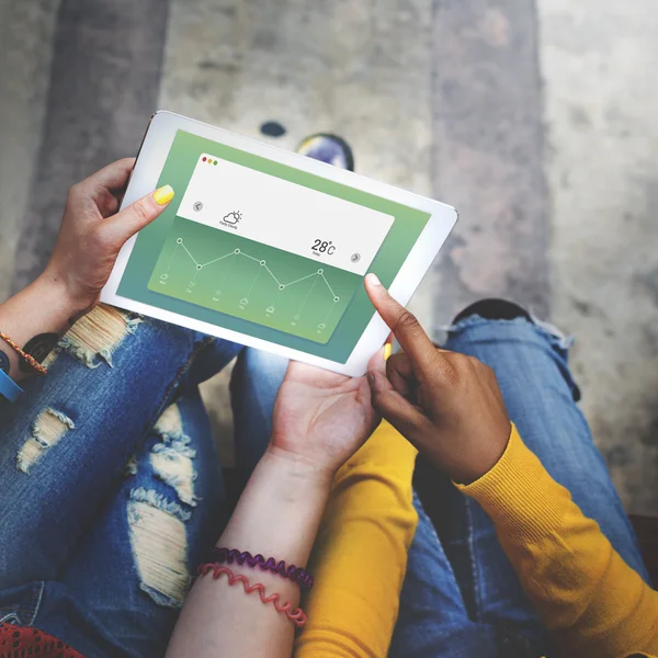 Schülerinnen nutzen digitales Tablet — Stockfoto