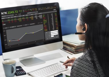 işkadını üstünde bilgisayar borsa ile çalışma