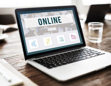 ahşap masa üstünde açılan laptop