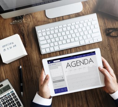 Dijital tablet kullanan işadamı