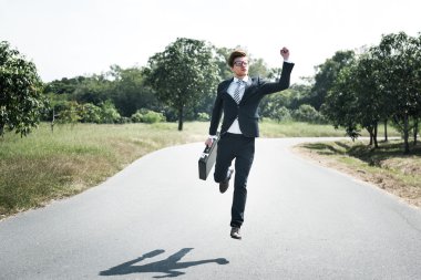 Açık havada atlama ile durum, iş adamı  