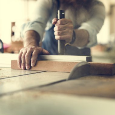 Atölyede çalışan bir zanaatkar.