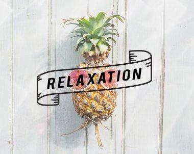 Ahşap kurullarında komik ananas