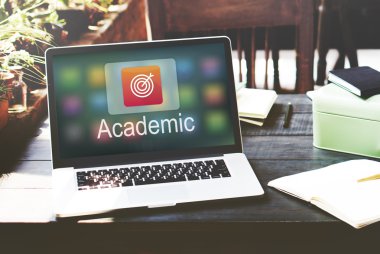 çalışma alanı tablo üstünde laptop  