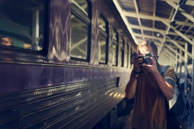 Adam kameraya tren istasyonu ile
