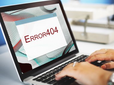 Dizüstü bilgisayarda yazan kadın klavyesi