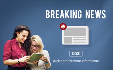 Dijital tablet kullanan kız öğrenciler