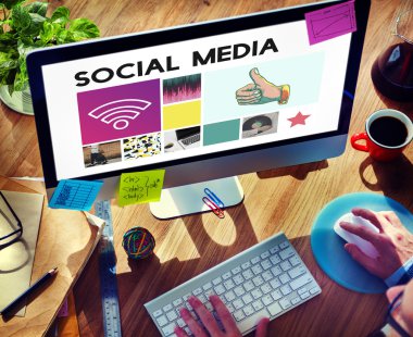 Bilgisayar kullanan adam 