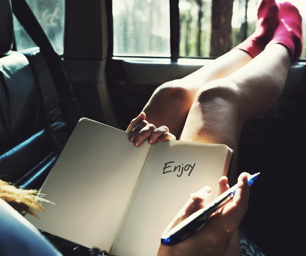 Mujer acostada en el coche, llevando diario —  Fotos de Stock