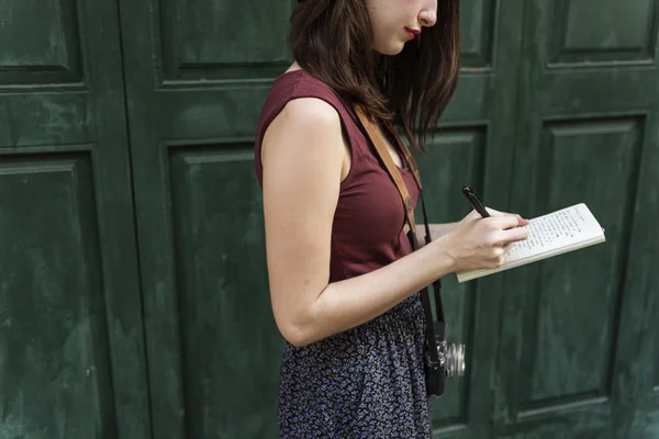 Fotógrafa mujer tomando notas — Foto de Stock