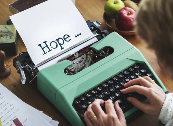 Vrouw schrijven op schrijfmachine machine — Stockfoto