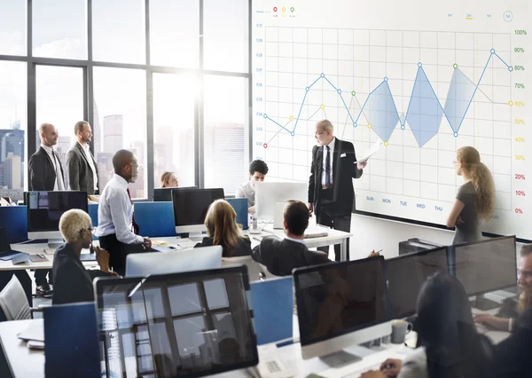 Uomini d'affari che lavorano in ufficio — Foto Stock