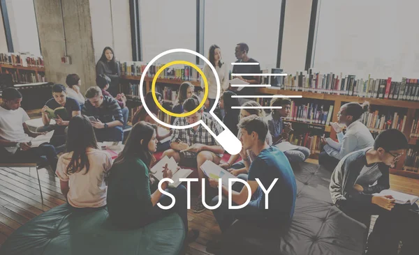 Mångfald klasskamrater studera tillsammans — Stockfoto