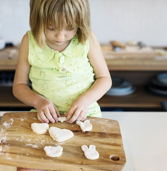 Fille cuisine biscuits maison — Photo