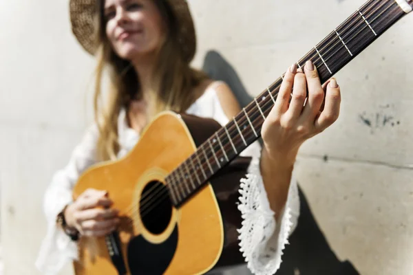Ξανθιά κοπέλα παίζει ακουστική κιθάρα — Φωτογραφία Αρχείου