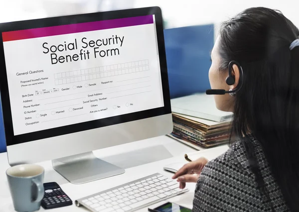 Empresária que trabalha no computador com a Segurança Social — Fotografia de Stock