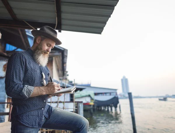 Hombre con barba escribiendo notas —  Fotos de Stock