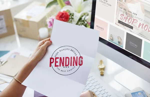 Mujer leyendo carta — Foto de Stock