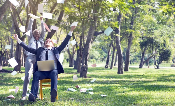 Homme d'affaires et femme d'affaires avec ordinateur portable au parc — Photo